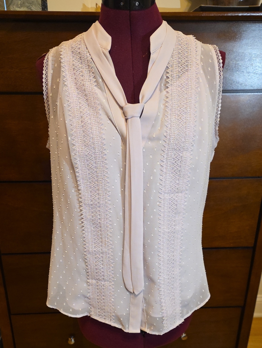 WHBM Sleeveless Lavender V-Neck Button-down Clip Dot Shift Shirt; Size 6